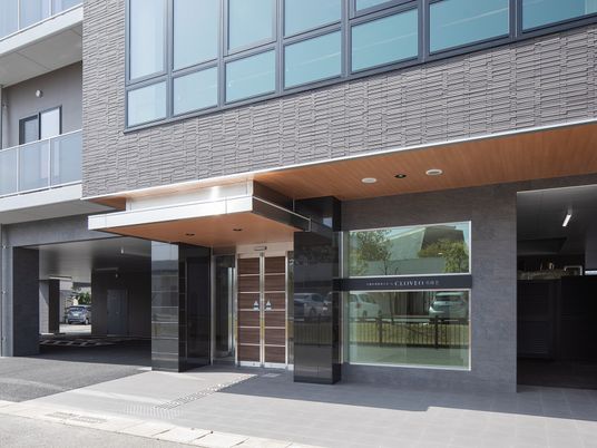 モダンな建物のエントランス