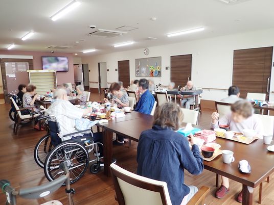 明るい食堂の風景