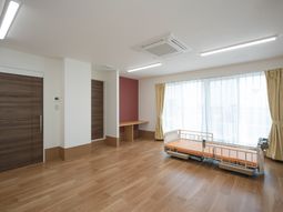 明るい居室の様子