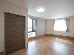 広々明るい空間の居室