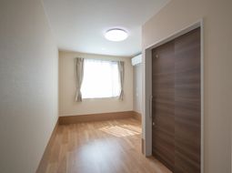 明るい居室の様子