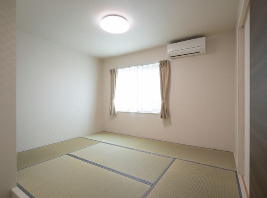 明るい和室の一室
