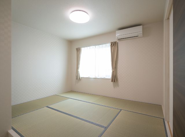 明るい和室の一室