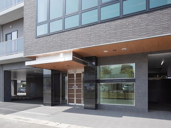 モダンな建物のエントランス