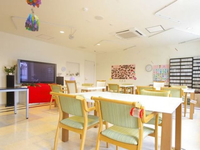 快適な共有ラウンジ リビング 広々としたラウンジでは、のんびりとテレビを楽しむことができ、明るく清潔感のある空間が広がっています。ゆったりした時間を過ごす場として、ご検討の方にはぴったりです。