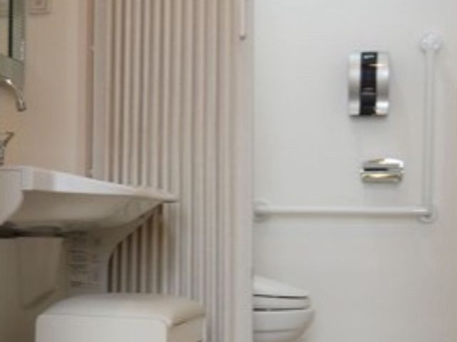 清潔感のある洗面トイレ トイレ 手すり完備で安全に配慮された洗面トイレスペースです。清潔感があり、利用者の快適な生活を支えます。