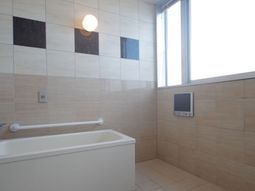 浴室の明るい空間