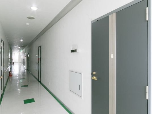 清潔な施設の廊下