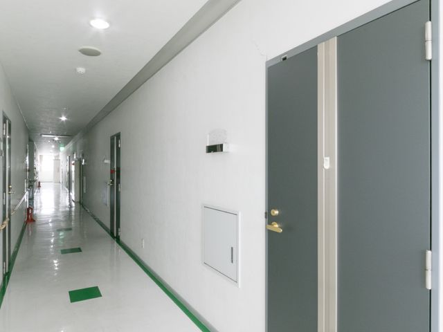 清潔な施設の廊下 廊下 明るく広々とした通路は、毎日の快適な移動をサポートしています。手すりが整備されており、安心して歩ける環境が整っています。