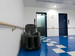 清潔な廊下と車いす
