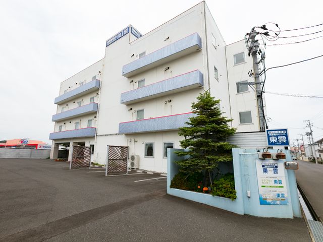 清潔感ある建物の外観 充分な駐車スペース 広々とした駐車スペースが確保され、ご来訪の際に便利です。建物は清潔感があり、居心地の良い環境が整っています。