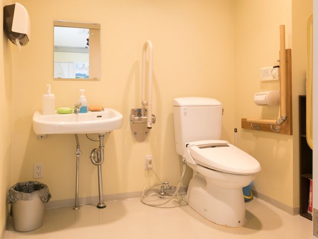 バリアフリートイレの内覧 トイレ 安全かつ清潔感のあるトイレです。手すりや広いスペースで快適な使用が可能です。