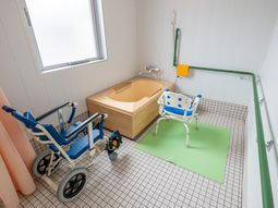 利用者の安全を考慮した浴室