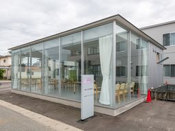 明るいガラス張りのダイニング