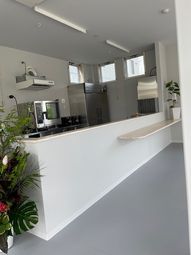 明るいキッチンの様子