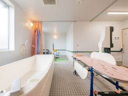 明るい浴室の設備