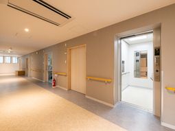 広く明るい廊下