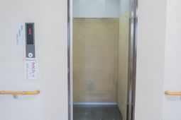 安全な手すり付きエレベーター