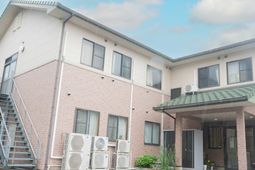 明るい外観の建物