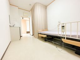 居室のベッドと家具