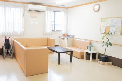 待合室のソファとテーブル