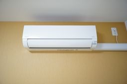 壁に取り付けられたエアコン