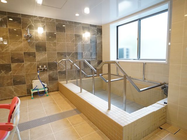 バリアフリー設計の浴室 浴室 手すり付きで安全に配慮された明るい浴室です。ゆったりとしたバスタイムをお過ごしいただけます。