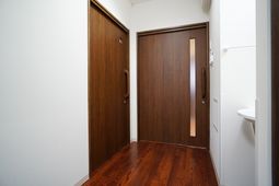 清潔な廊下と扉
