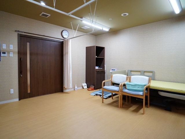居心地の良い居室空間 共有スペース ゆったりとした居室には必要な家具が揃い、落ち着いた雰囲気で日々の生活を送れるよう配慮されています。
