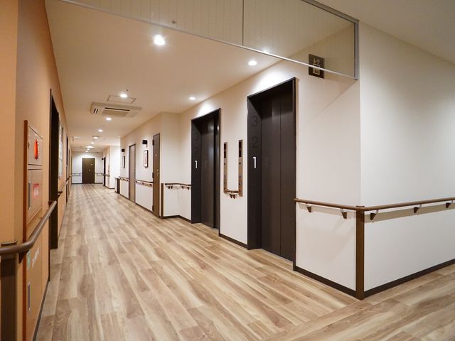 広々とした廊下 廊下 明るく開放的なデザインの廊下が広がっており、手すり完備で安全に配慮されています。ゆったりとした空間での勤務になります。