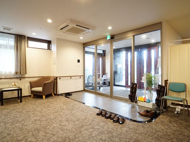 快適なエントランス風景 玄関 広々としたエントランスは、明るく落ち着きのある雰囲気を醸し出しており、待合にはゆったり座れる椅子が配置されています。