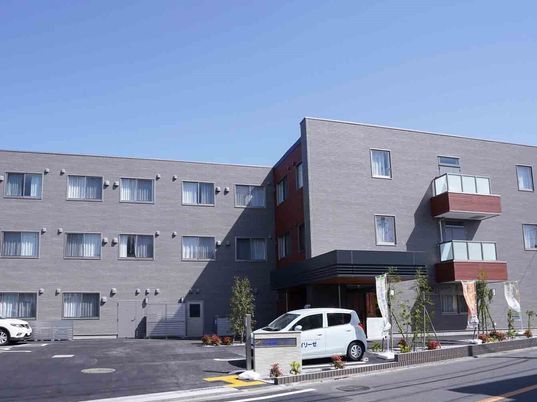 現代的な外観の建物