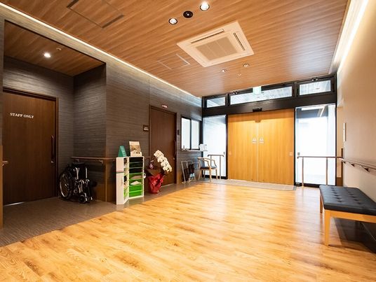木目調の広々とした廊下