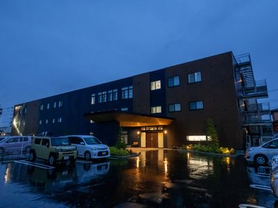 夕暮れ時の建物外観