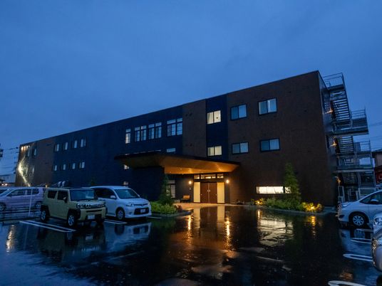 夕暮れ時の建物外観