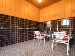 バリアフリー設計の浴室