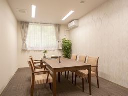会議室のテーブルと椅子
