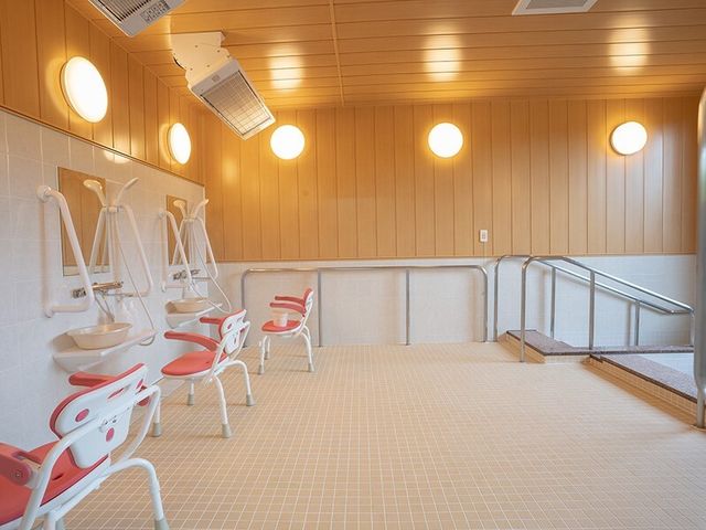 清潔な浴室の様子 浴室 床がすべりにくい素材で、手すりや座れるシャワー椅子が整っており、安全にご利用いただける配慮がされています。