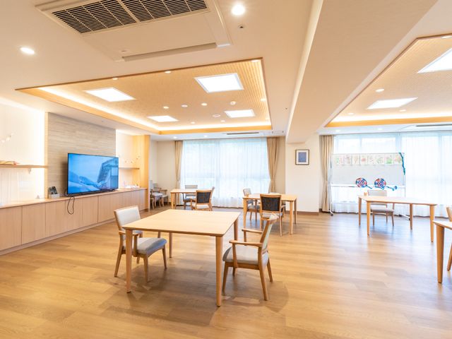 明るい食堂の空間 共有スペース 広々とした食堂は、暖かい光が差し込む明るい雰囲気です。ゆったりした時間が流れる中、交流を深めることができる場所です。