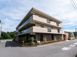 明るい外観の建物