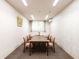 会議室のテーブルと椅子