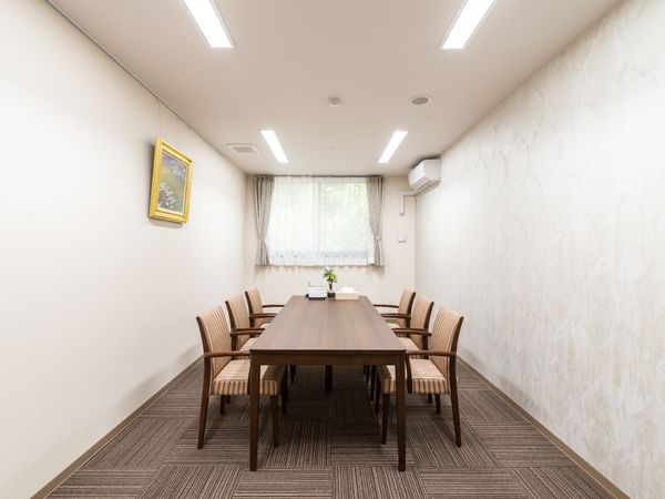 会議室のテーブルと椅子