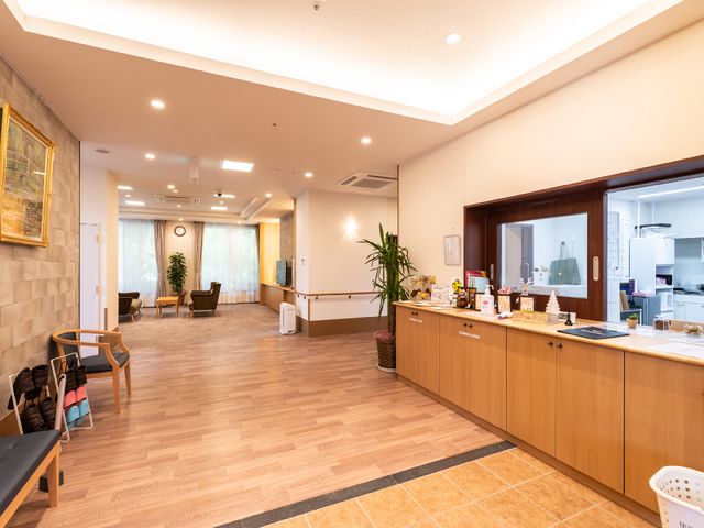 明るい広々としたロビー 受付 ゆったりとした椅子が並ぶ、明るく開放的な空間のロビーです。快適な待ち時間を過ごせるよう配慮されています。
