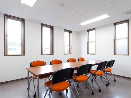 会議用テーブルと椅子の部屋