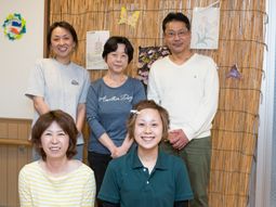 笑顔のスタッフ集合