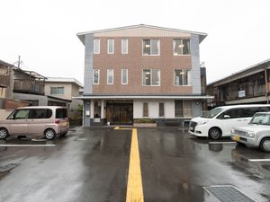 施設前の駐車場
