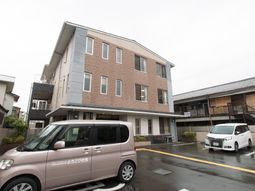 施設外観と駐車場