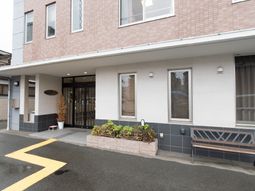 清潔なエントランス外観
