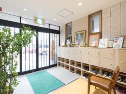 明るいエントランス風景