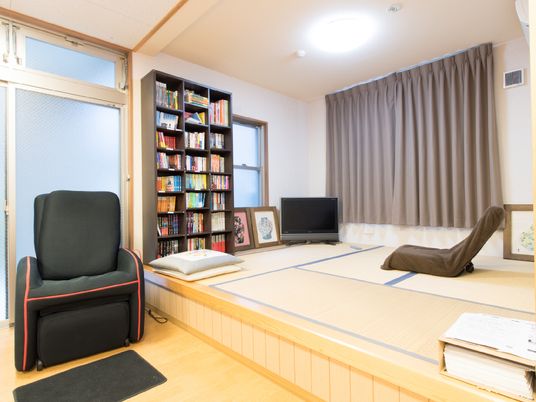多目的室には畳の間も併設されている。また、本棚も設置してありソファに掛けての読者もできるようになっている。